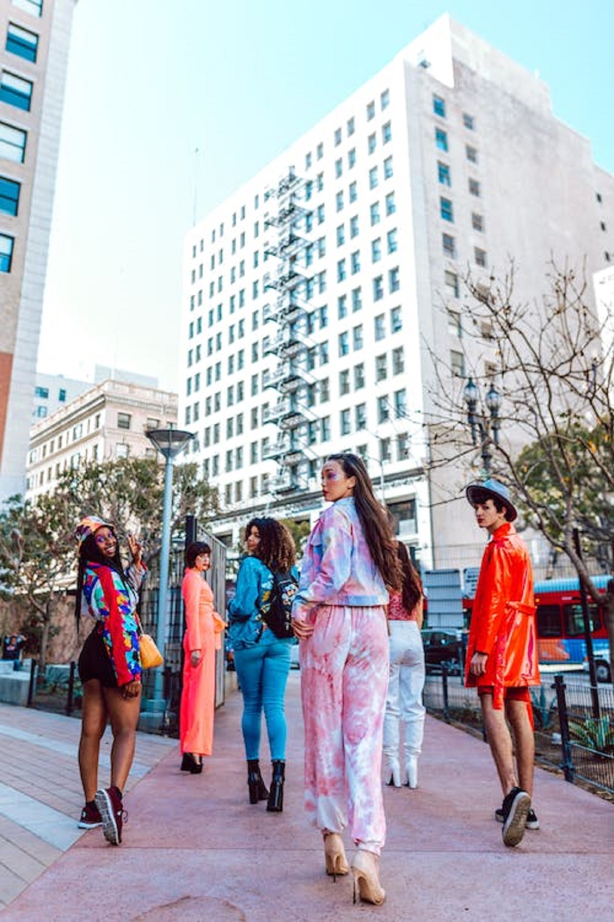 7 women walking trough the city in a streetwear